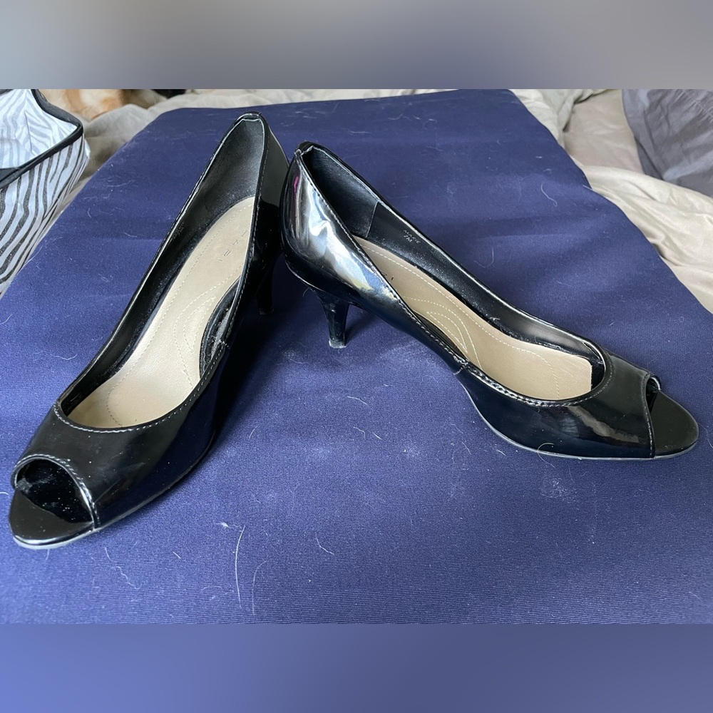 GUC - Tahari women’s open toe black patent heels Size 7